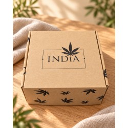 Zamknięte kartonowe pudełko małego zestawu prezentowego INDIA z logo marki i nadrukiem liści