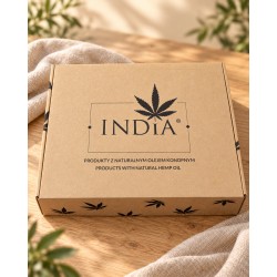 Zamknięte pudełko dużego zestawu prezentowego INDIA z logo marki i napisem Produkty z naturalnym olejem konopnym